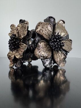 Metallic Black & Gold Flower Stretch Bracelet